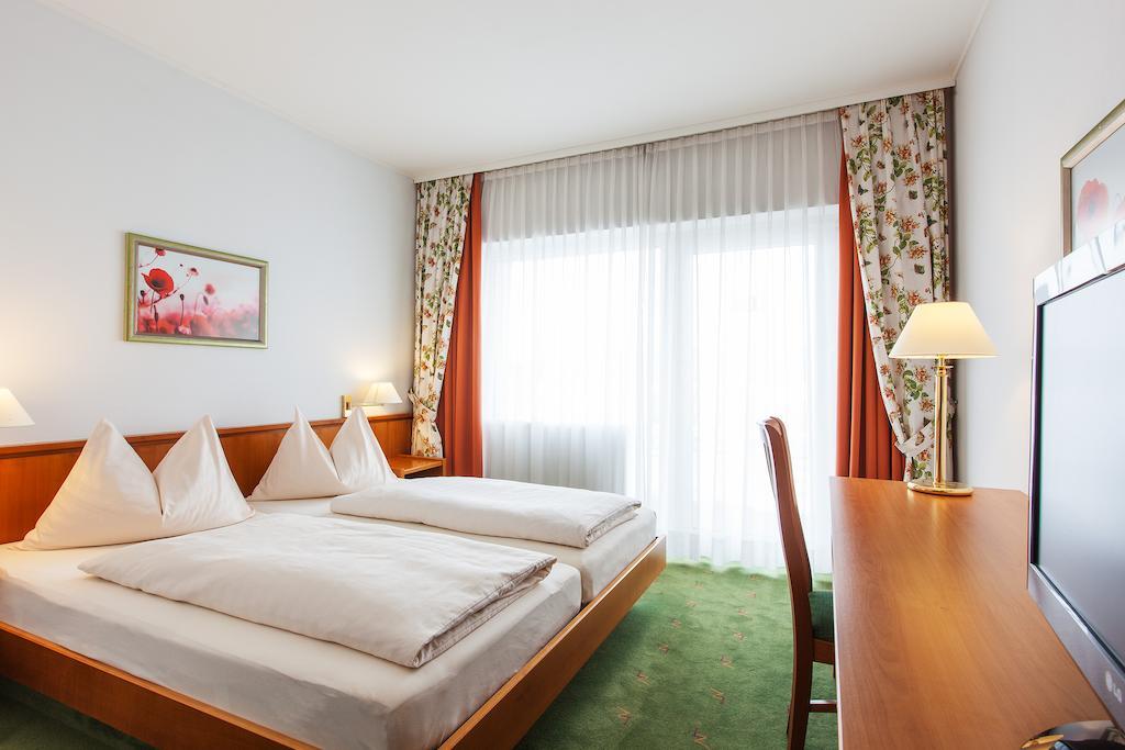 Landzeit Motor-Hotel St. Valentin Ruang foto